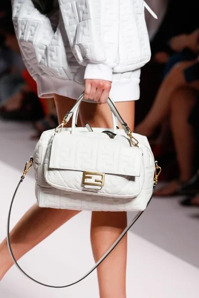 Look 16